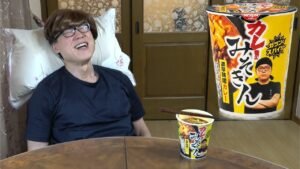 HIKAKINから新作カップ麺が届かなかった医師YouTuber 「忖度なし」ガチ食レポの結末は